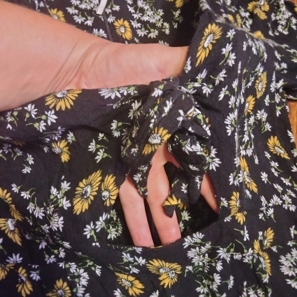 Free People Jinx Black Floral Cutout Tie Front Skirted Romper Size 2 - Picture 4 of 11